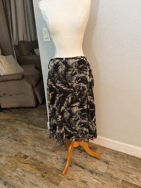 Jones Wear Women's Black and Beige Abstract Palm Print Lined Midi Skirt Size 10